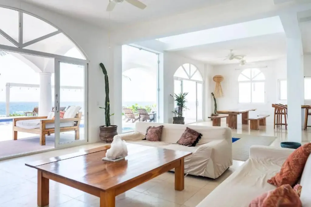 Beautiful Paradise - Beachfront 아쿠말